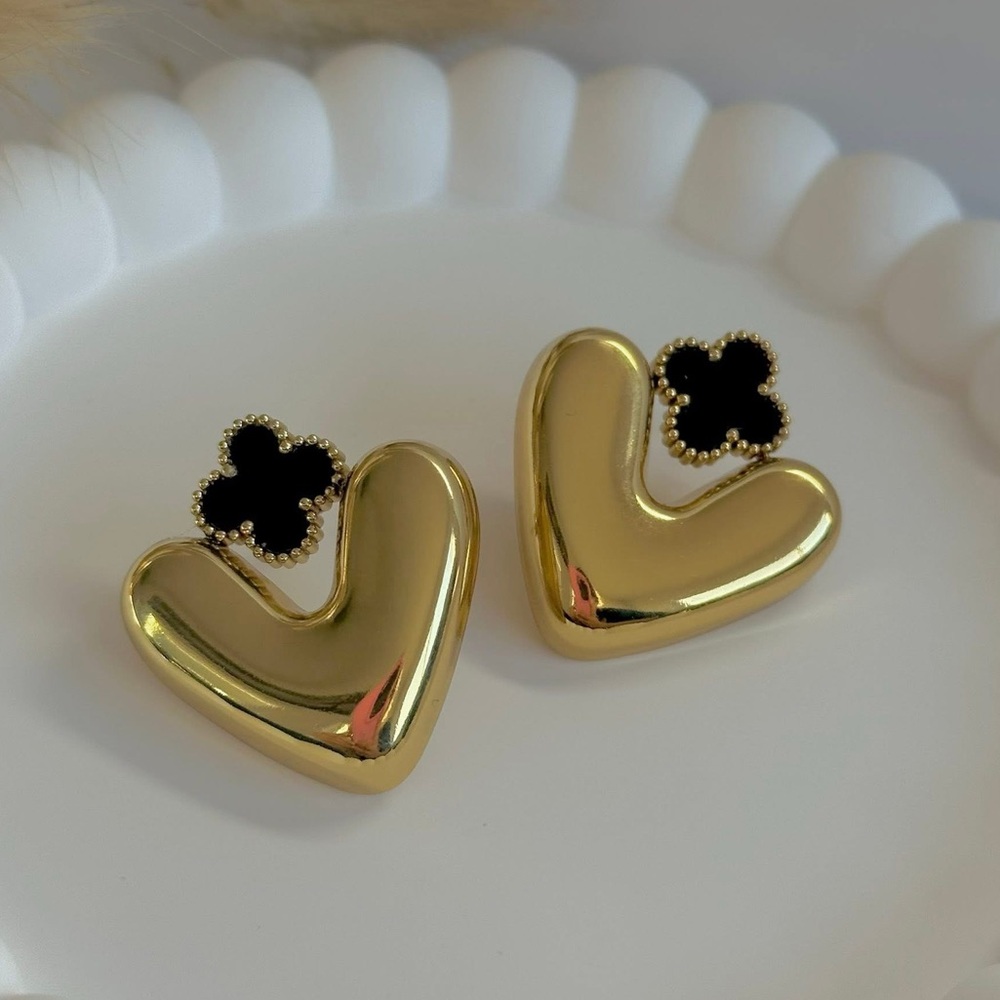 ◾️18k Gold Plated Heart Black Flower Stud
